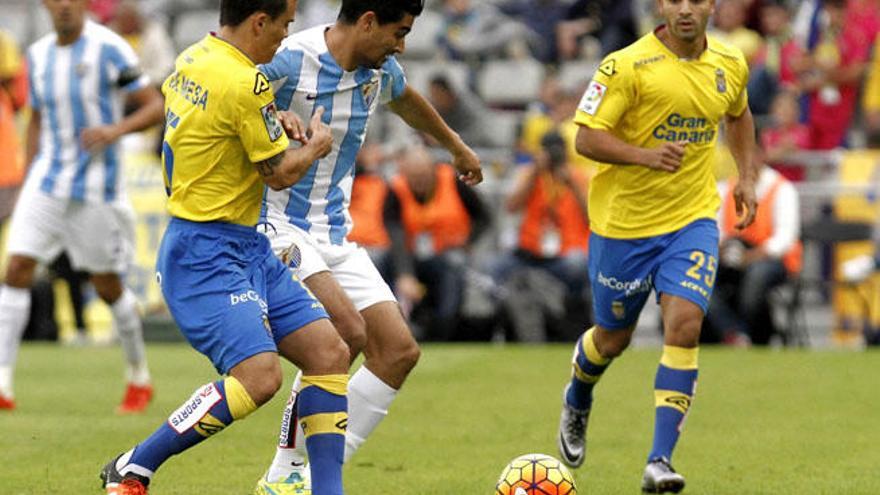 Chory Castro, debutante ayer con el Málaga, disputa un balón con Roque Mesa, centrocampista de UD Las Palmas.