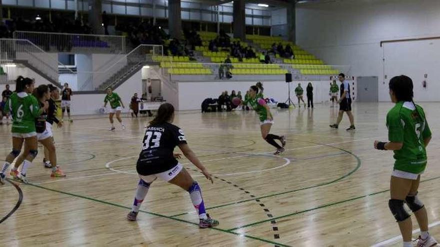 Uno de los torneos disputados ayer en el nuevo pabellón. // R. Grobas