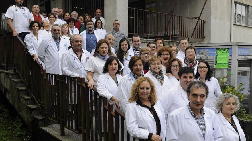 Imagen de archivo del personal del centro de salud de A Estrada, con el jefe del Servizo de Atención Primaria al frente. // Bernabé/Javier Lalín