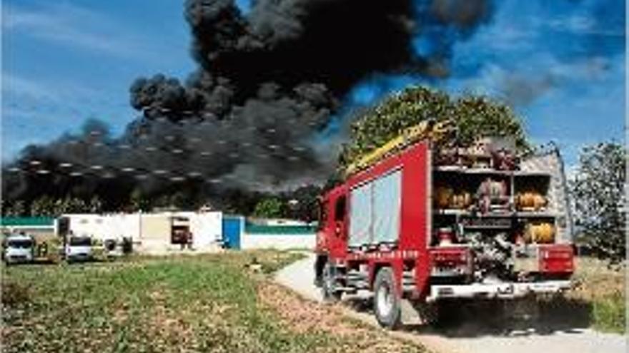 Un incendi confina 400 veïns al Bages