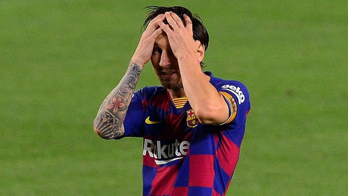 Leo Messi se lamenta de una ocasión perdida.