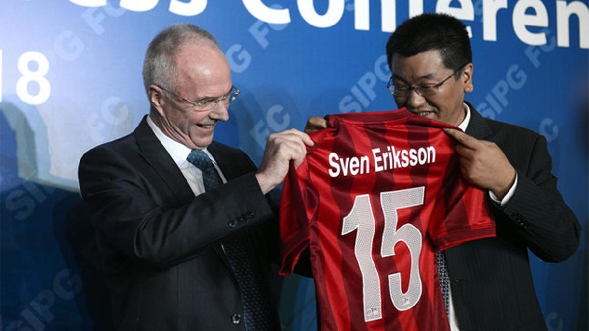 Eriksson, posando con la camiseta de su nuevo equipo