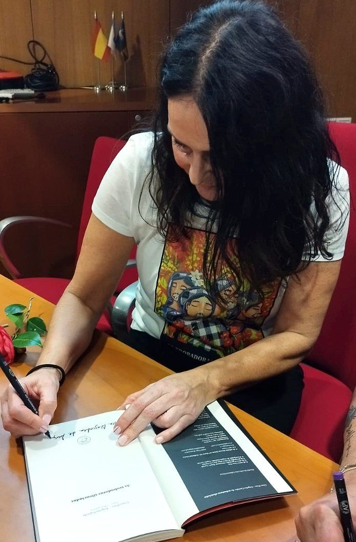 El acto de presentación de «As trobadoras silenciadas», segundo poemario de la viguesa Clara Pino, con ilustraciones de la valguesa Ángeles Garrido.