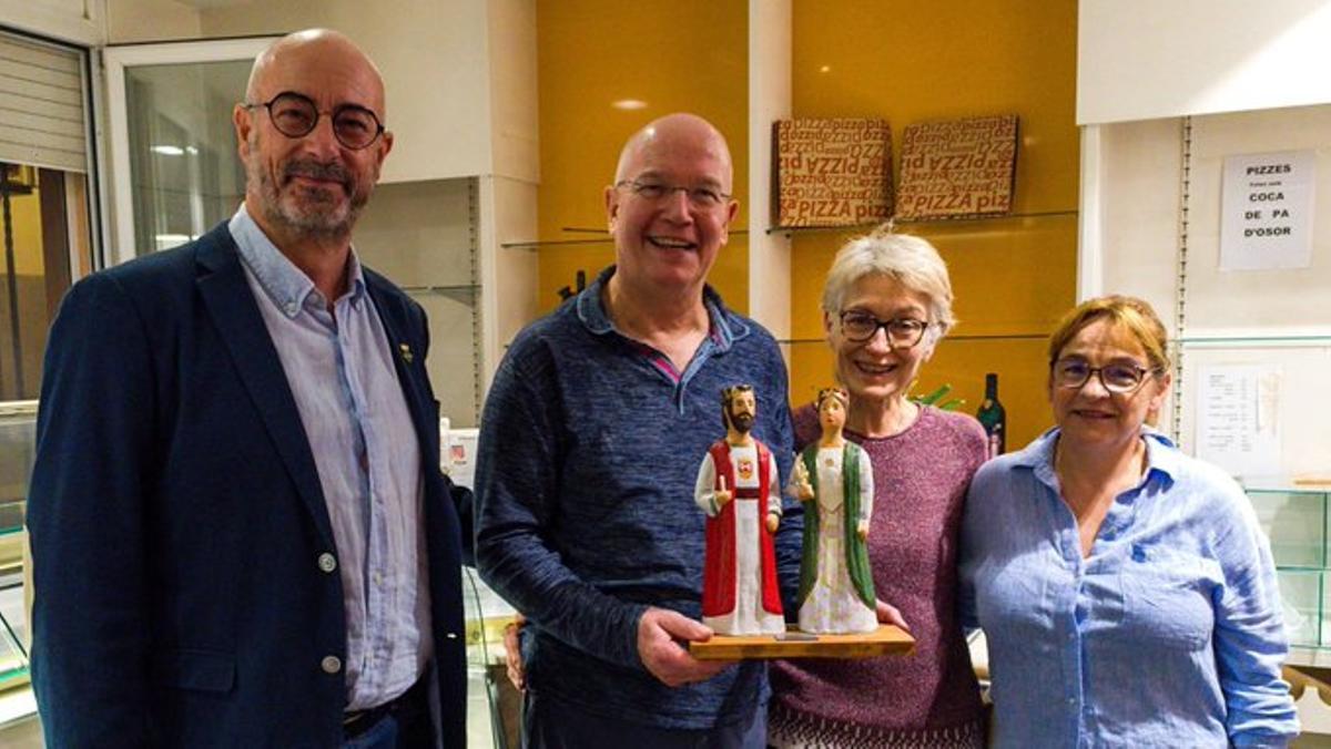 La visita de l'alcalde de Bescanó, Xavier Vinyolas, a la pastisseria Pujol.