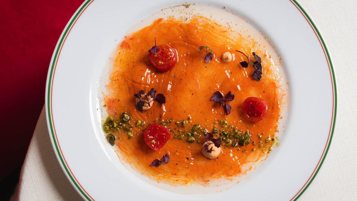 Carpacho de gamba y su coral con pistachos y mayonesa de gambas del restaurante Finorri.