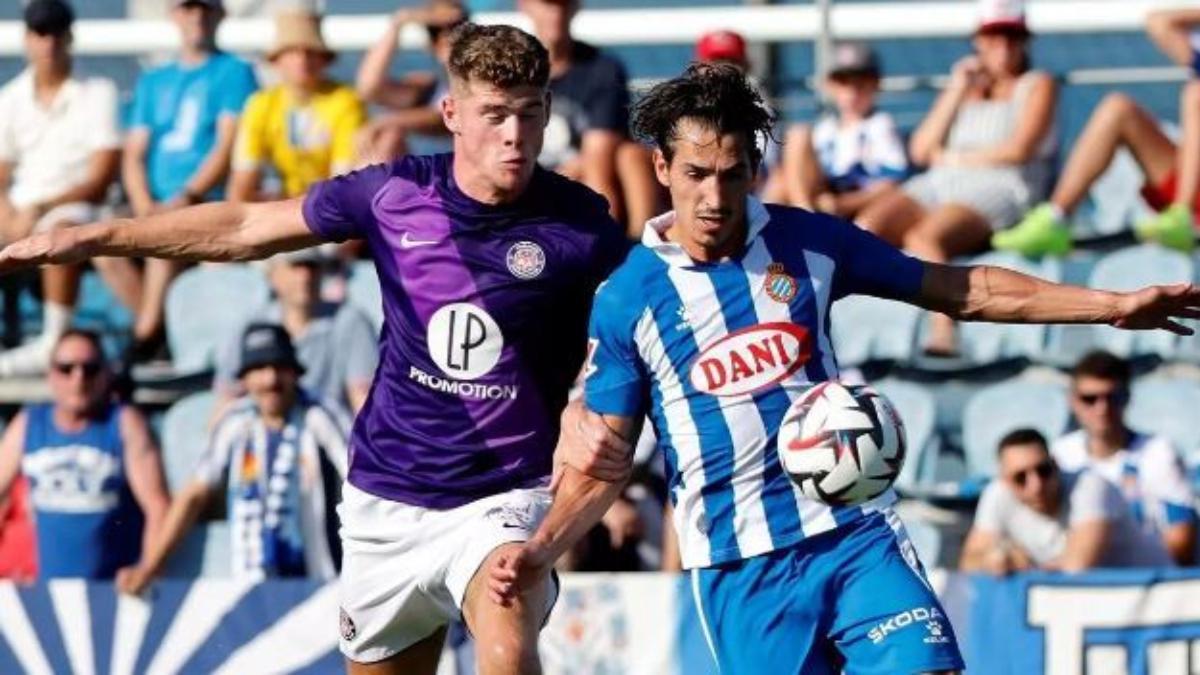 Pere Milla, en una acción de partido ante el Toulouse