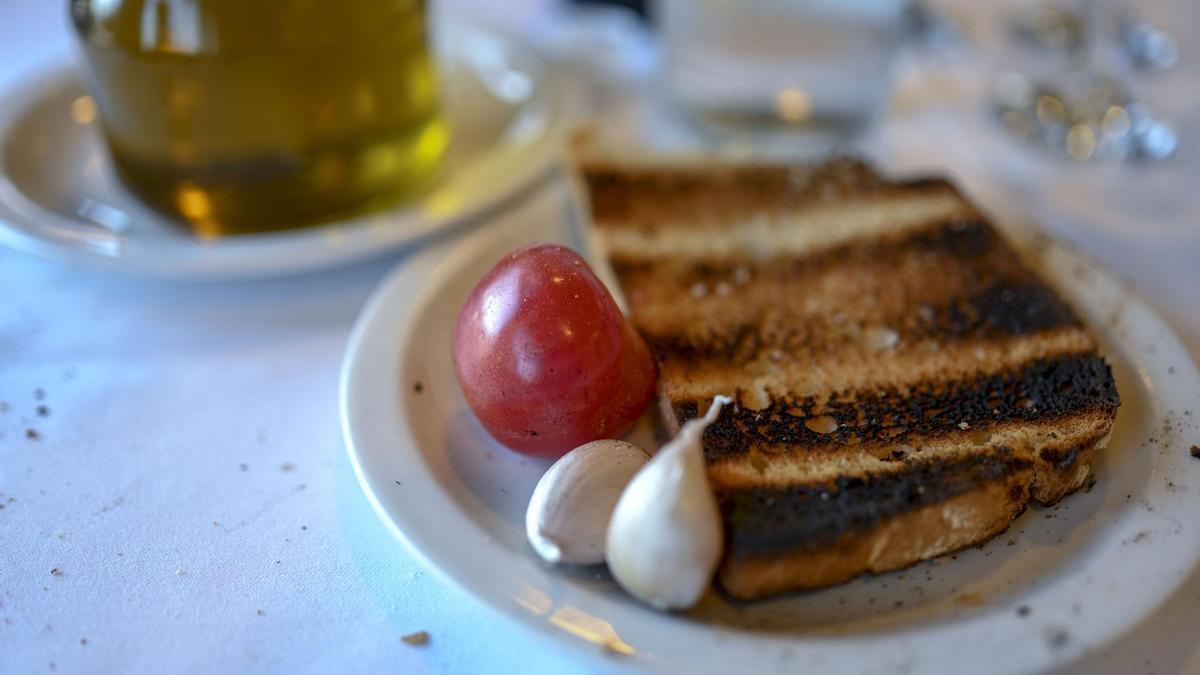 Pa torrat, amb oli, tomata i alls, en un restaurant