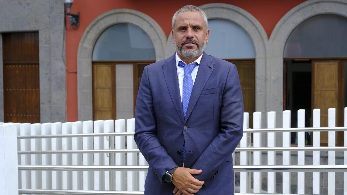 Alfredo Gonçales, en la plaza frente al Ayuntamiento de Guía.