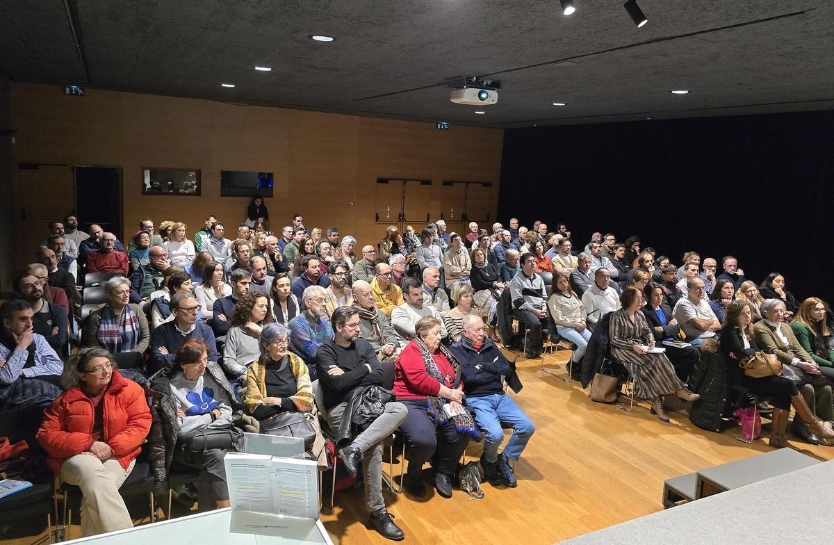 Público asistente a la charla de Fernando Díaz Villanueva en el Club Faro