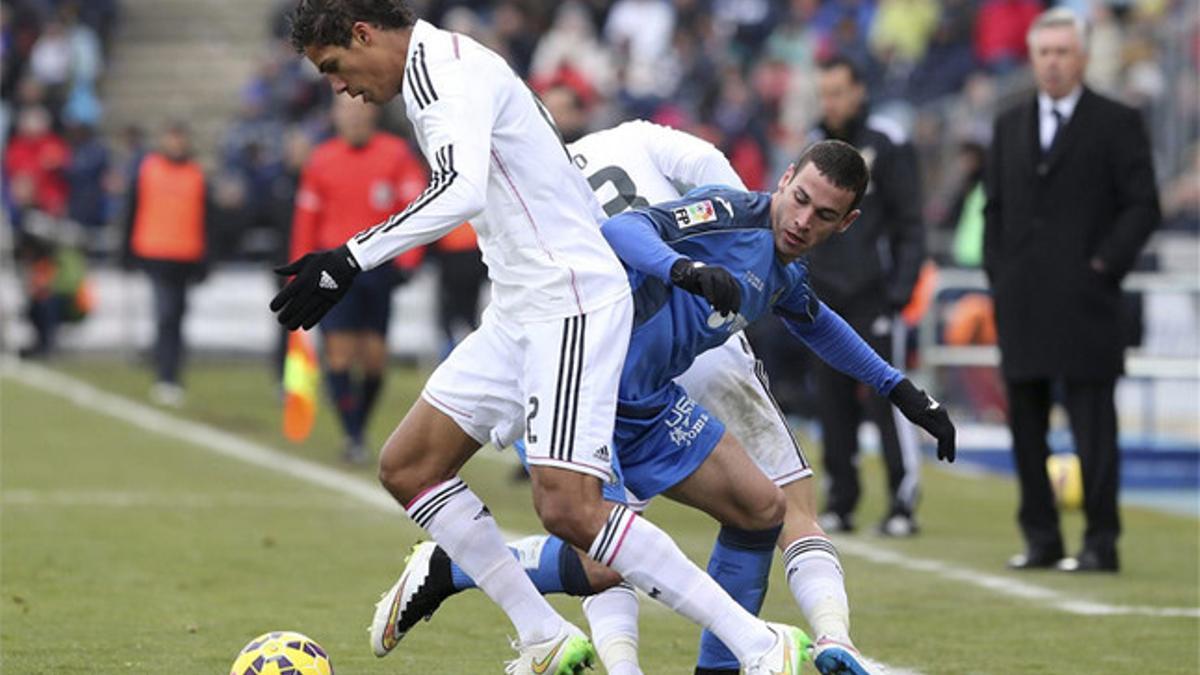 Varane disputa el balón con Álvaro Vázquez en el encuentro de este domingo