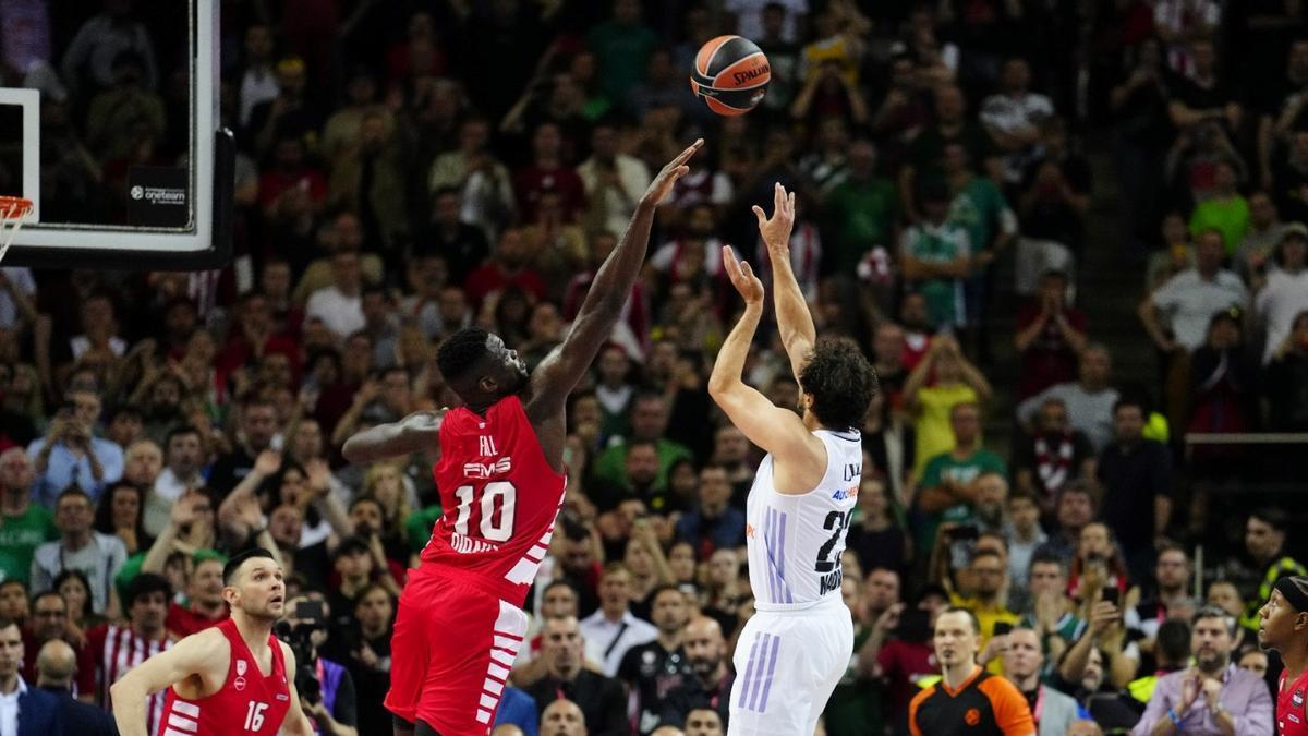 Llull anota la canasta decisiva en la final de la Euroliga del curso pasado.