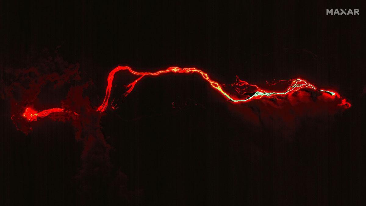 El río de lava del volcán Cumbre Vieja, en La Palma en una vista nocturna tomada desde un satélite.