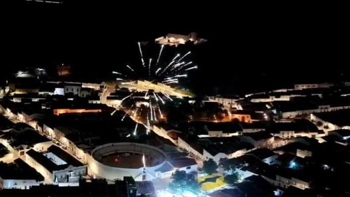 Fuegos artificiales en Fuentes de León el pasado 7 de junio.