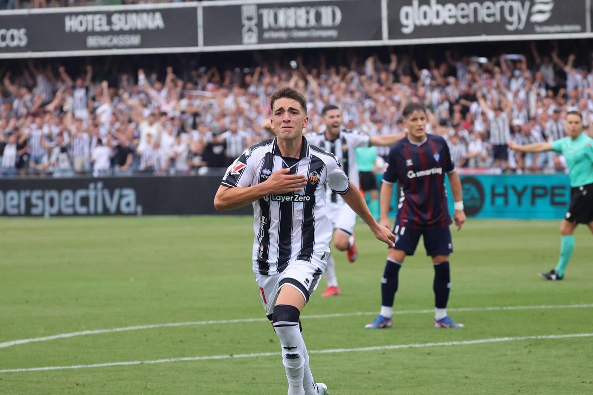 Álex Calatrava celebra el 1-0 del Castellón al Eibar.