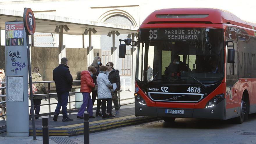 Los usuarios se preparan para acceder al bus en la calle Don Jaime de Zaragoza.  | ANDREEA VORNICU