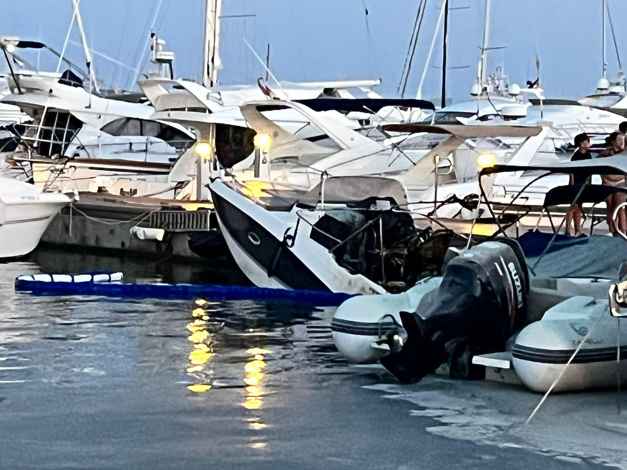 Arde una embarcación en el puerto de Santa Eulària