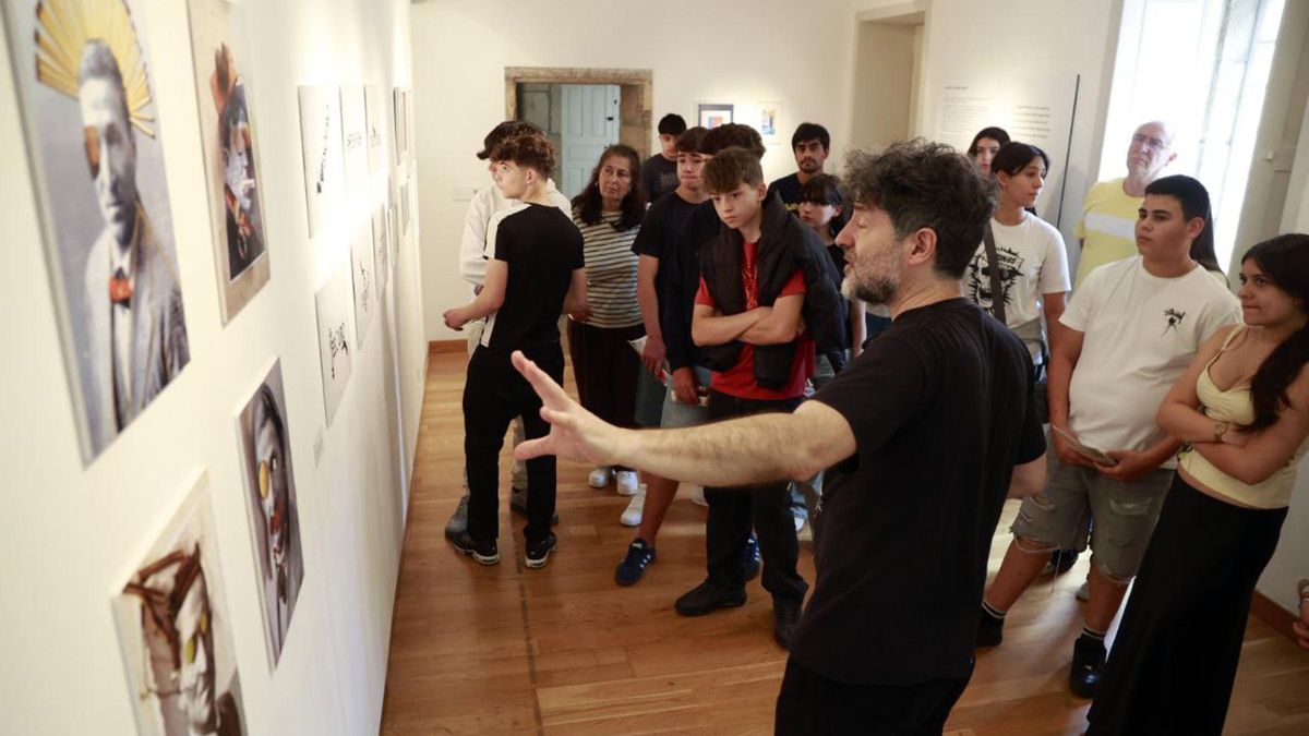 Un momento de la visita a la exposición.