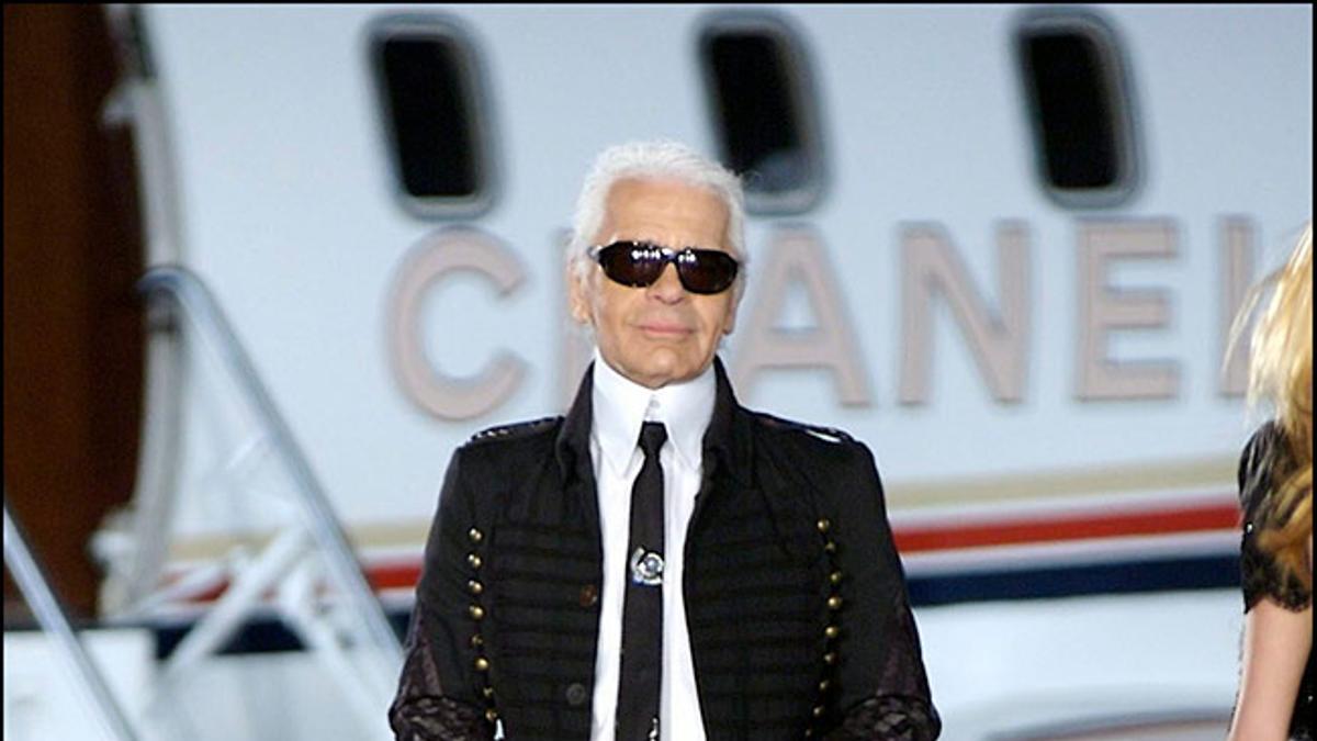 Karl Lagefeld bajando de un avión de Chanel