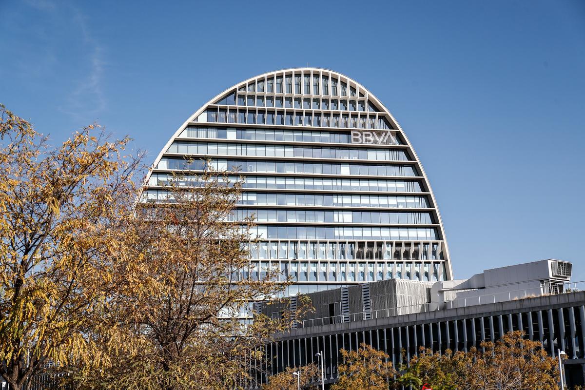 Archivo - La Ciudad BBVA, sede corporativa del Grupo Banco Bilbao Vizcaya Argentaria en España, donde se levanta, La Vela una torre circular de 19 plantas, en Madrid (España), a 17 de noviembre de 2020. BBVA y Banco Sabadell confirmaron ayer que mantienen