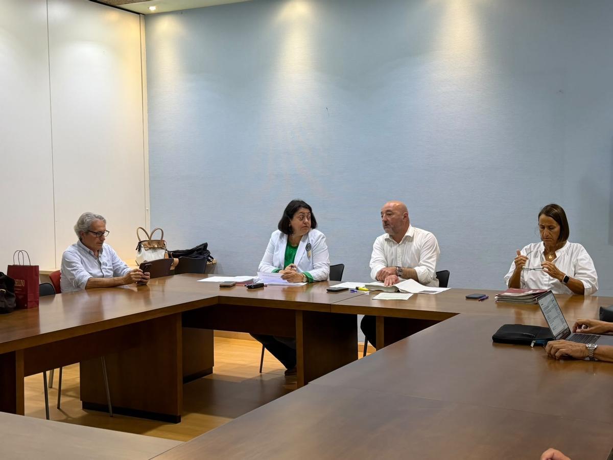 Guzmán Pendás, en el centro, minutos antes de iniciarse la reunión de la junta rectora de la Fundación Municipal de Servicios Sociales.