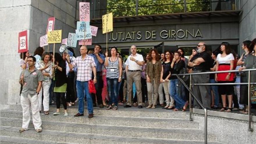 Una seixantena de treballadors dels jutjats de Girona ja van protestar al maig contra la retallada de sous efectuada per la Generalitat.