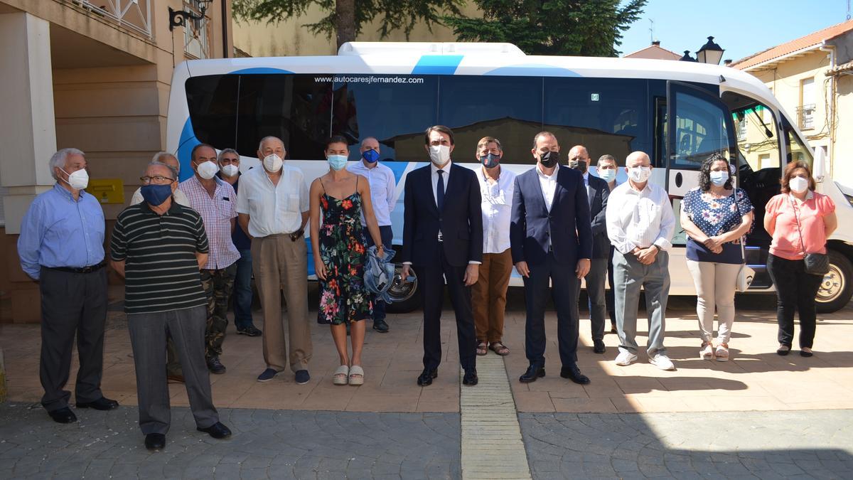 El consejero de Fomento (en el centro) en la presentación en Santibáñez de Vidriales. /E. P.