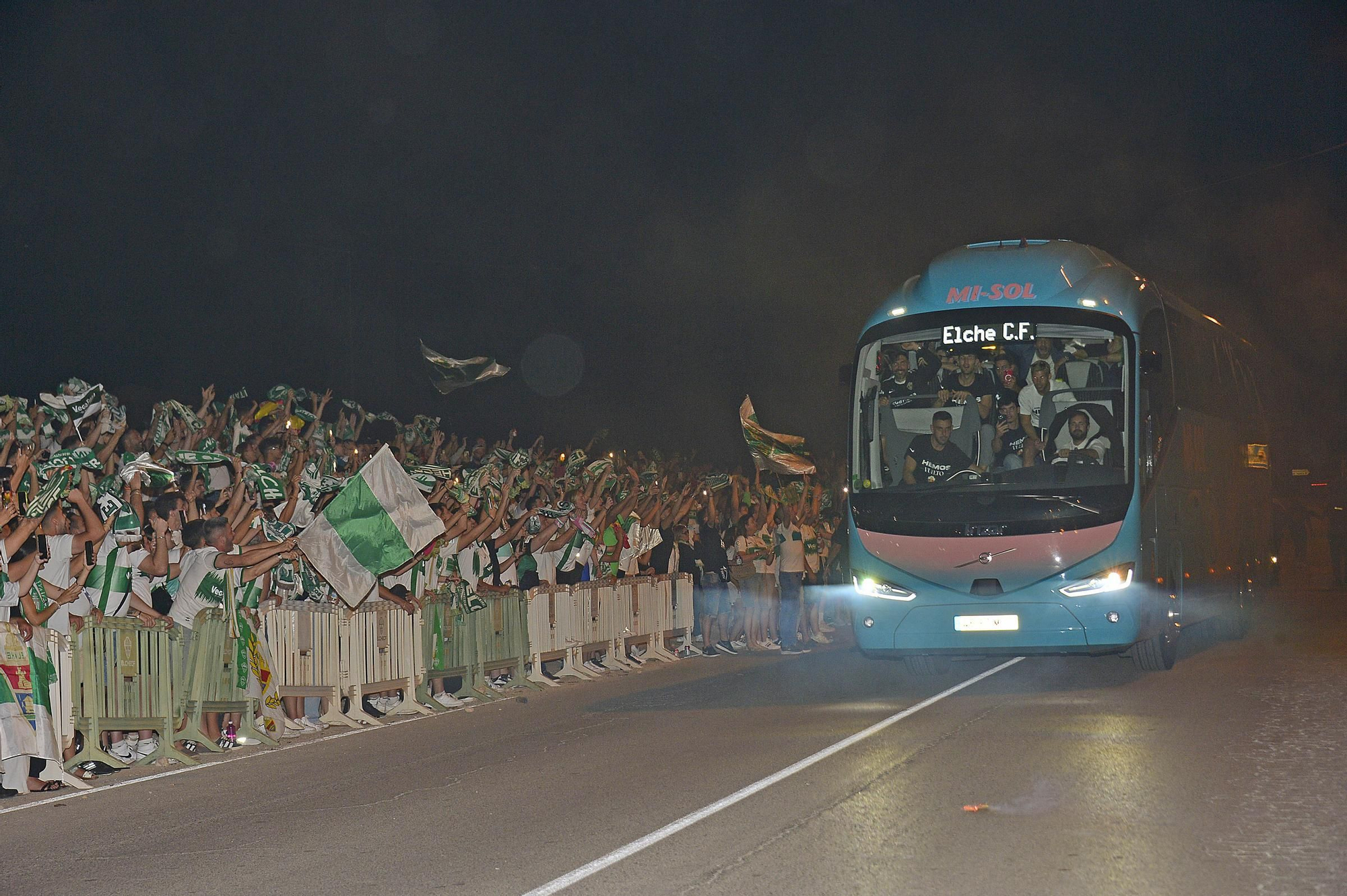 La afición del Elche recibe a los héroes del ascenso a su llegada al Martínez Valero