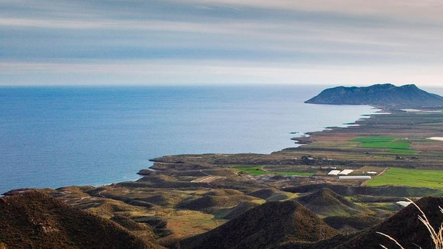 Distinguen a tres playas más de la Región: este verano lucirá 34 banderas azules