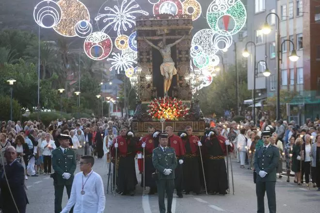 La procesiĂłn del Cristo de Cangas reĂșne a cientos de devotos