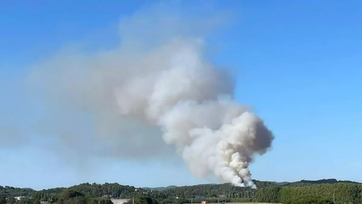 Els Bombers controlen l'incendi de Mont-ras que va obligar a confinar 250 persones