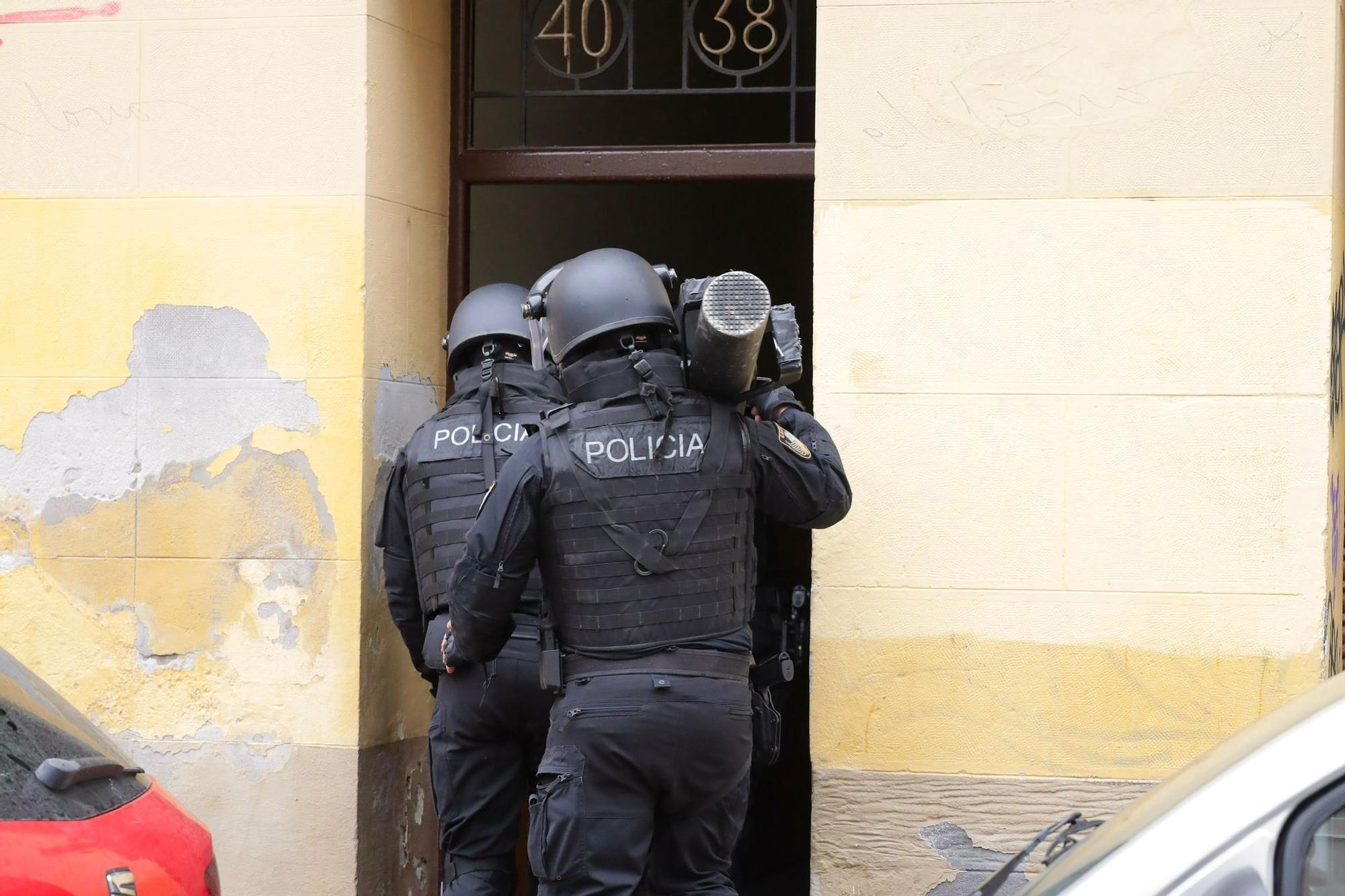 EN IMÁGENES | Un hombre se atrinchera en su casa tras apuñalar a otro en el cuello tras una pelea en la calle El Sepulcro de Zaragoza