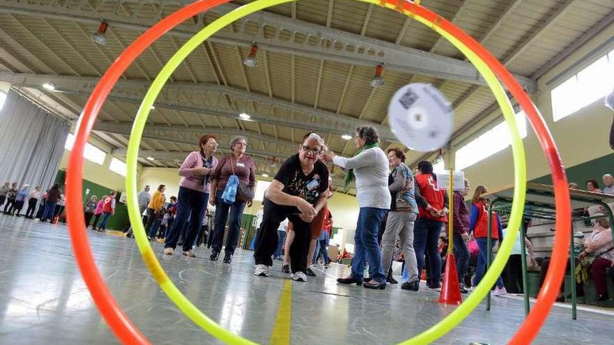 Una mujer practicando un juego deportivo en el Encuentro entre mayores de Cruz Roja. // Gustavo Santos