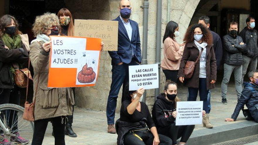 Alguns dels autònoms concentrats davant l&#039;Ajuntament de Girona el 16 de novembre