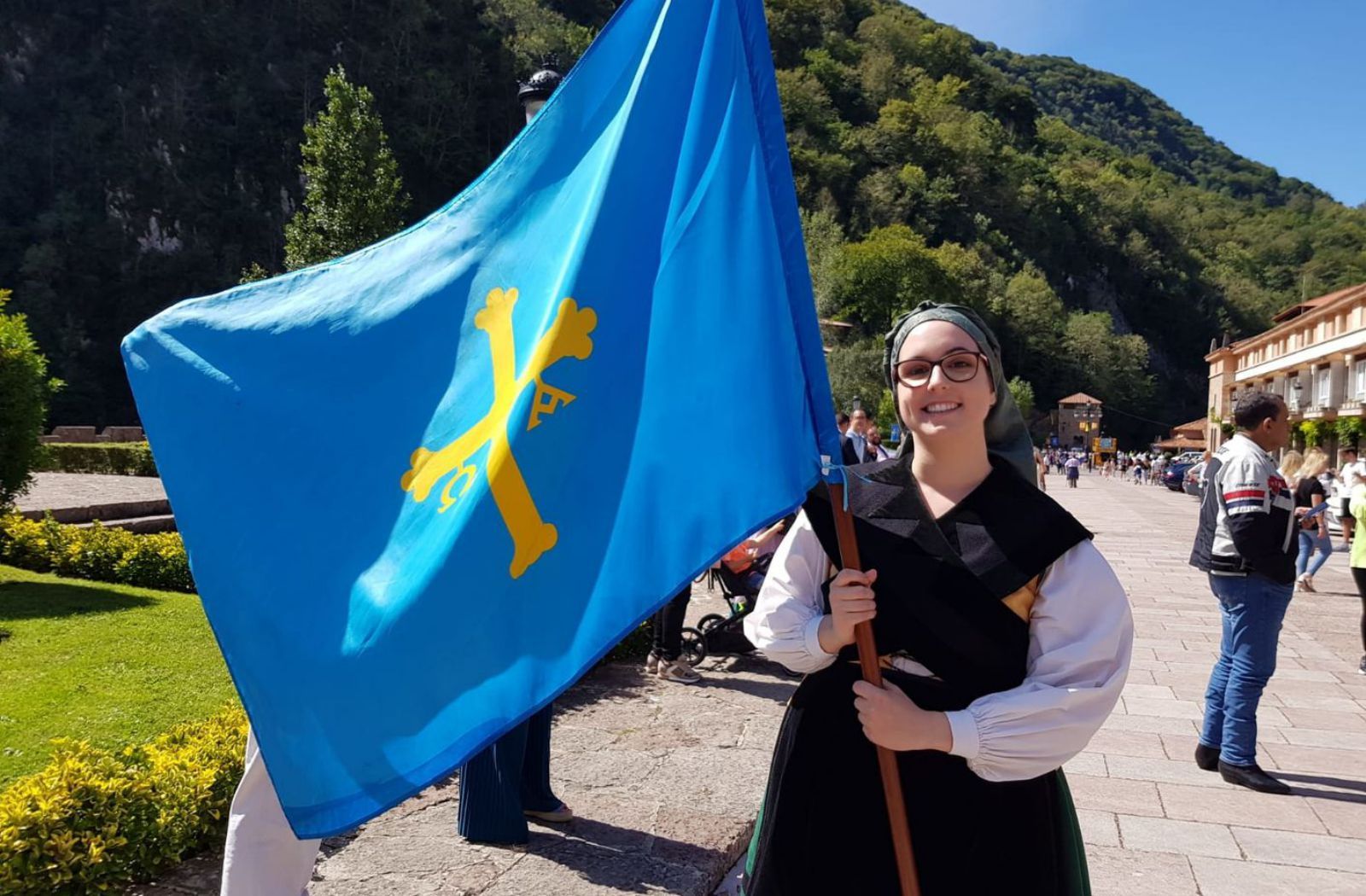 Nerea Fernández, con la bandera de Asturias de la Banda de Gaitas de Cangas de Onís. | Luisma Murias