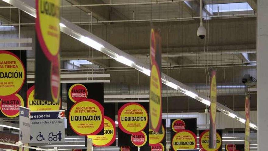 Los descuentos afectan al hipermercado. // Bernabé