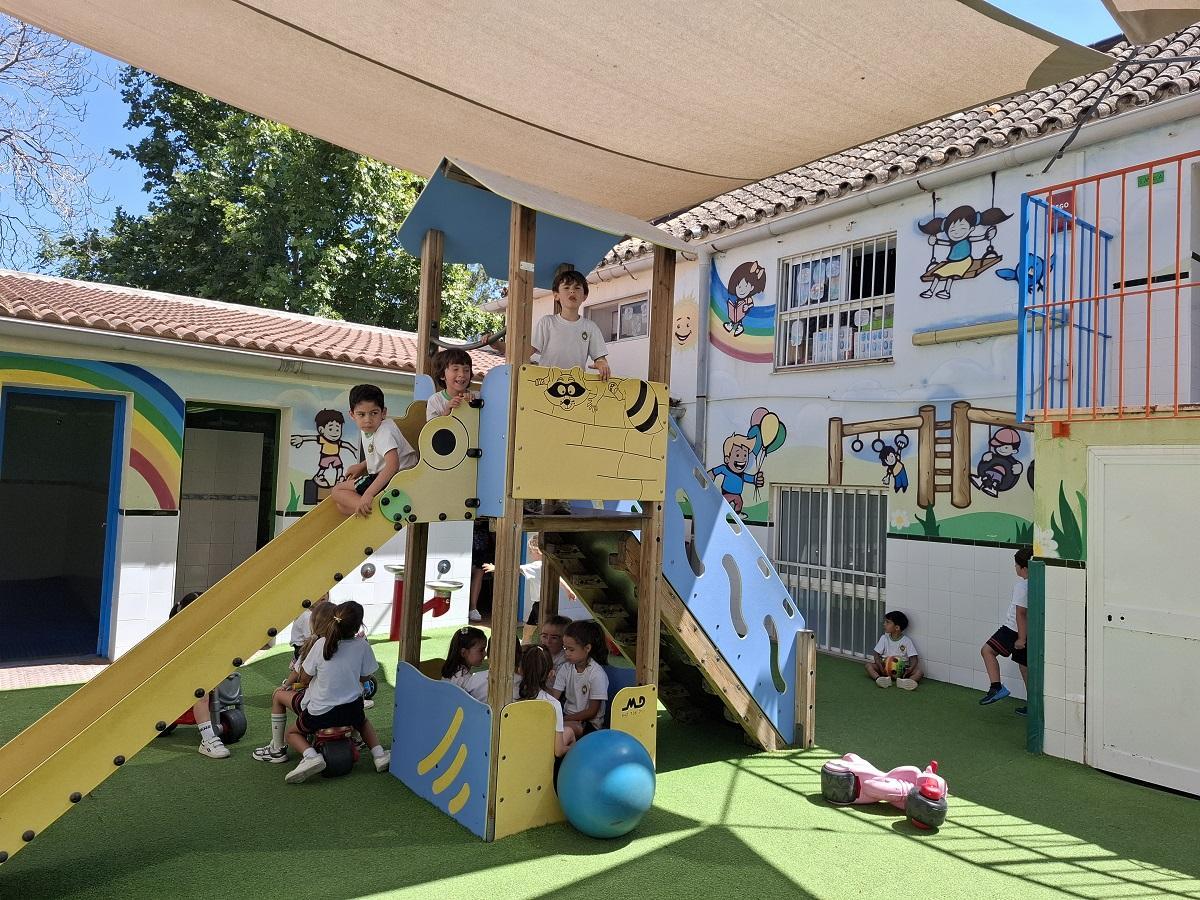 Alumnado de Infantil del Colegio El Limonar juega en uno de los espacios de recreo.