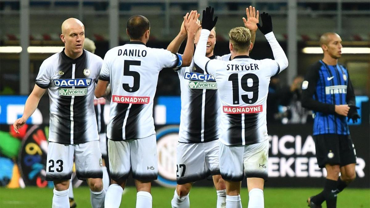 Los jugadores del Udinese celebran un triunfo histórico en Milán