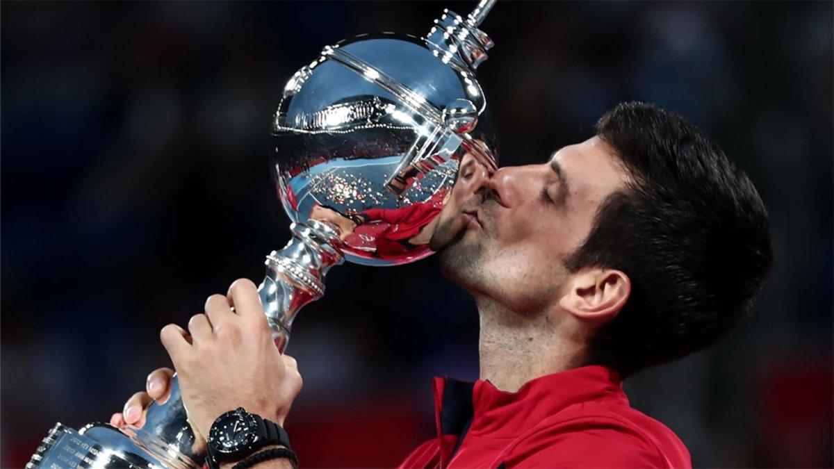 Djokovic posando con el trofeo en Tokio