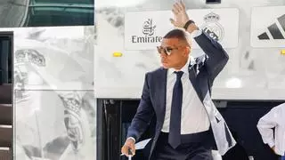 El 'rockstar' Mbappé desata la peregrinación blanca a Varsovia: 'No sé qué hago aquí, debería estar estudiando las oposiciones'