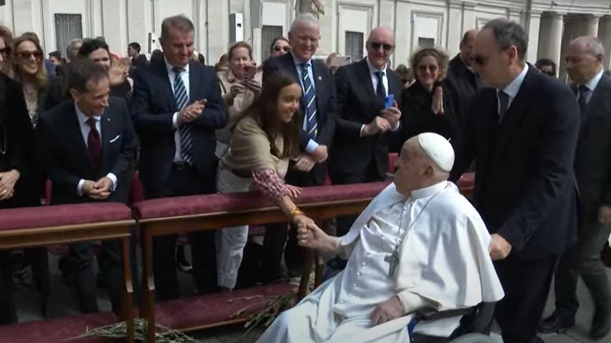 El papa aparece en la plaza de San Pedro para saludar a los fieles en el Domingo de Ramos