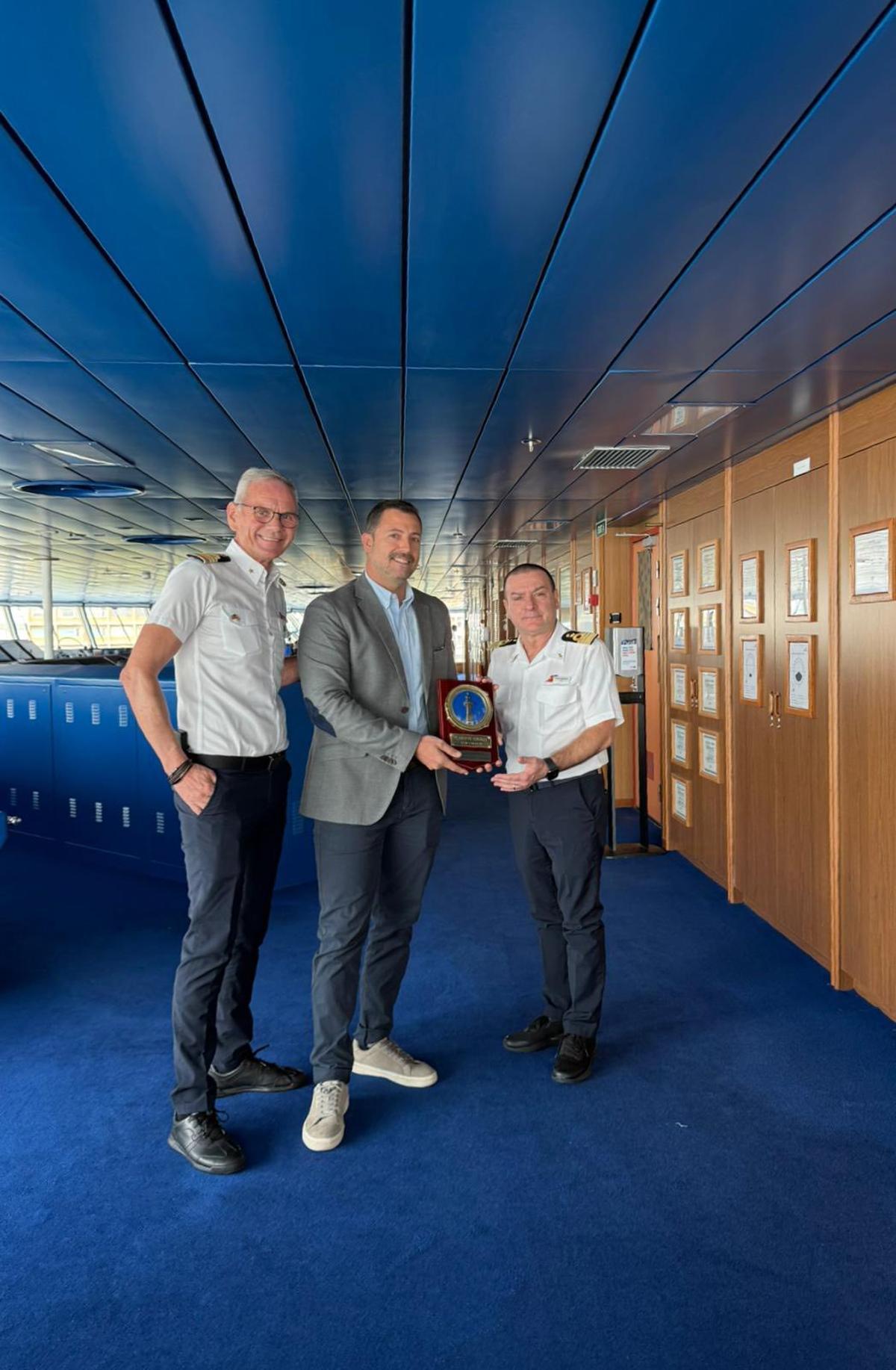 Momento de entrega de la metopa.