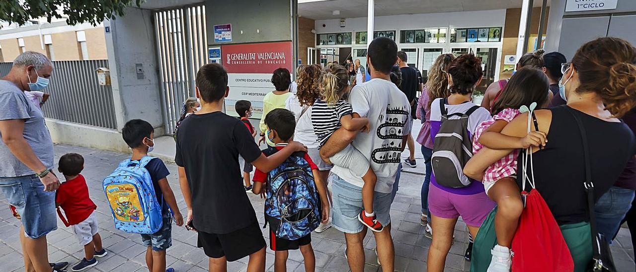 Padres y alumnos, ayer, a la puerta de un centro educativo de la provincia. | HÉCTOR FUENTES