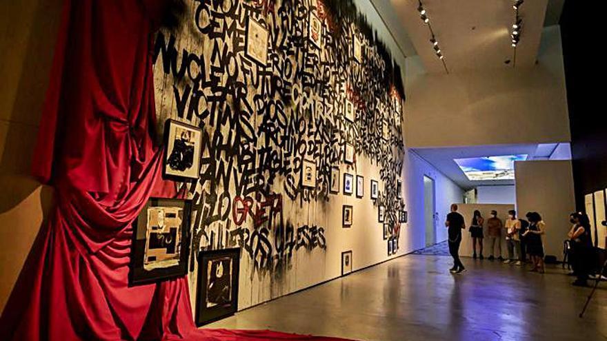 Una de las salas de exposición, llena de grafitis. | B. RAMON