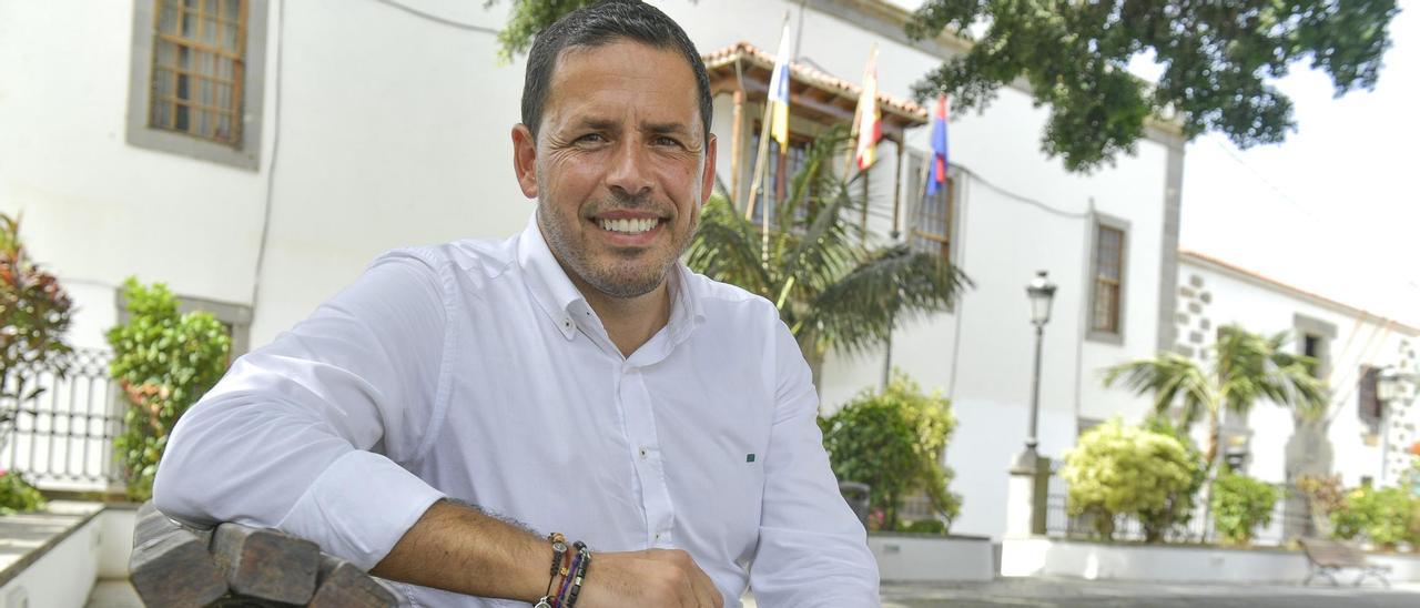 Héctor Suárez, secretario local de Coalición Canaria, frente al Ayuntamiento de Telde.
