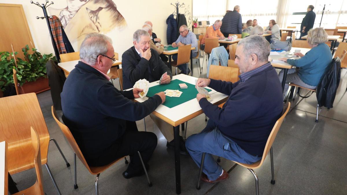 Un grupo de jubilados juega a las cartas en el centro de convivencia para mayores Francisco de Goya, situado en la calle Hernán Cortés de Zaragoza.