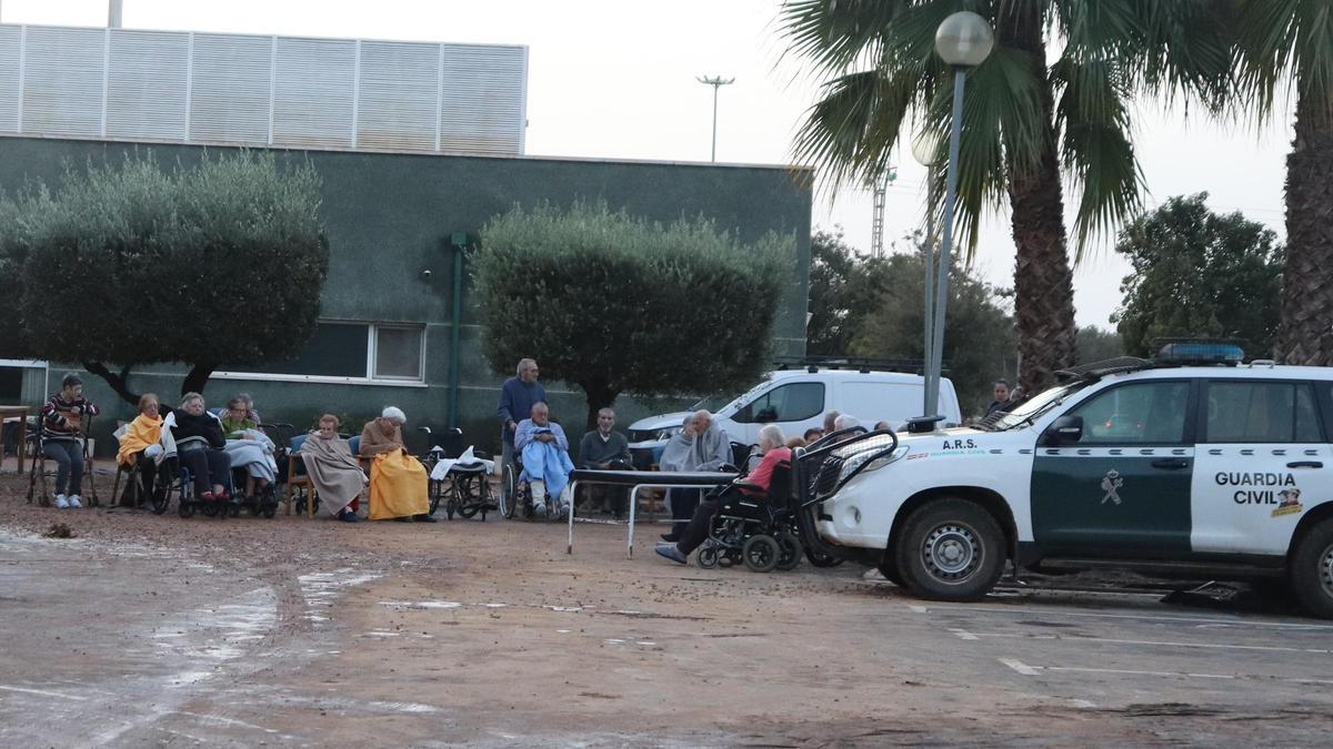Los ancianos de la residencia de Paiporta esperando ser evacuados tras la dana.