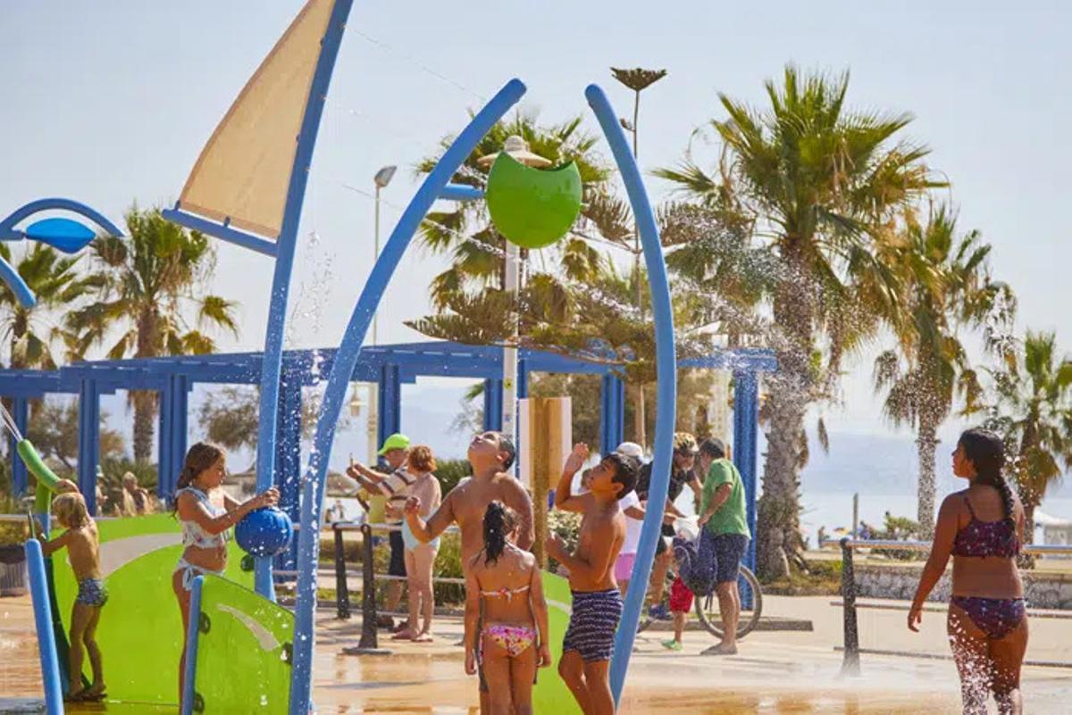 Las atracciones del parque del agua están abiertas durante el verano en Málaga capital.
