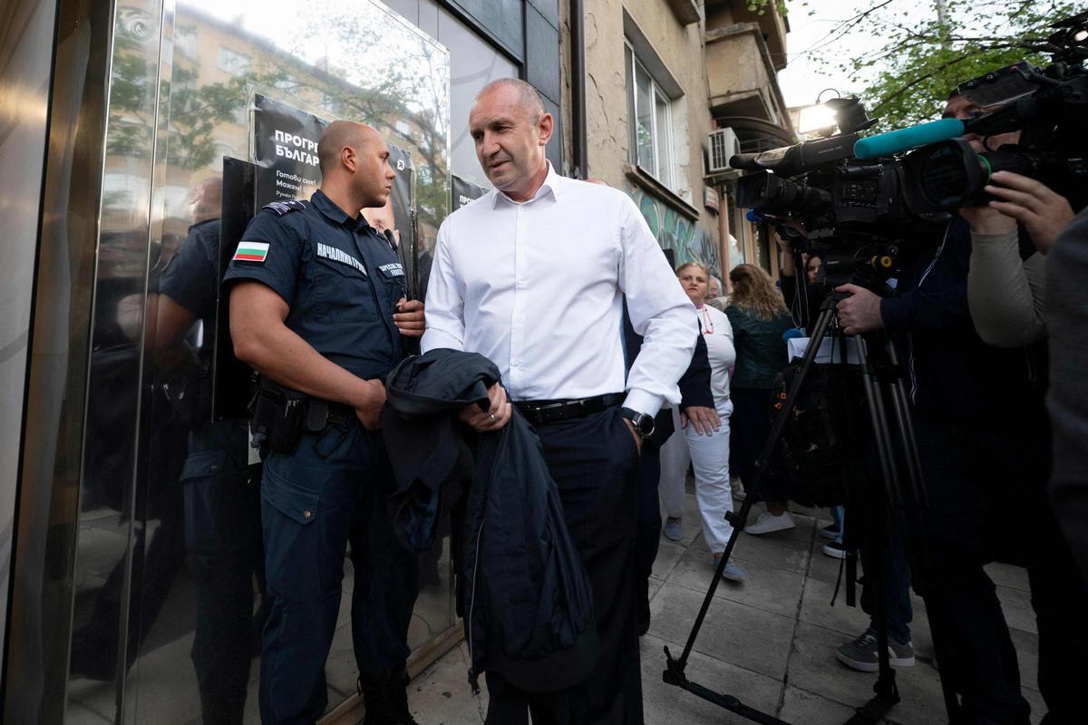 Rumen Radev, líder de Bulgaria Progresista, llega a la sede de su partido tras cerrar las urnas en el país.