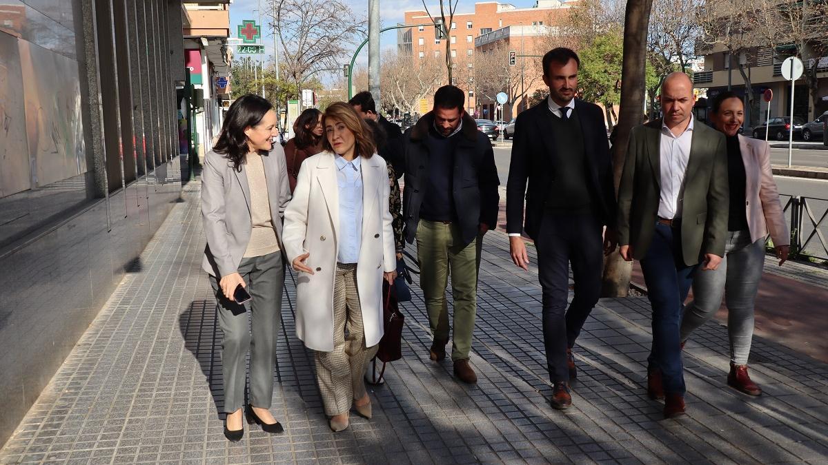 La ministra conversa con la secretaria general del PSOE de Córdoba a su llegada a la sede socialista.