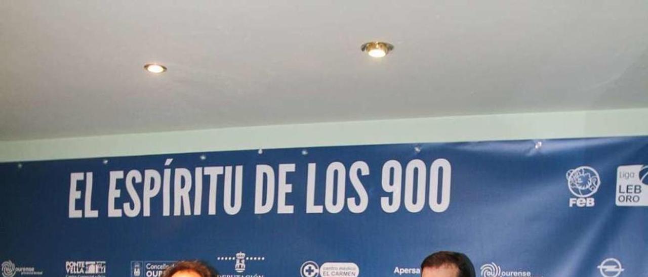 Antonio Gavilanes, el segundo a la izquierda, ayer, con sus consejeros. // Iñaki Osorio